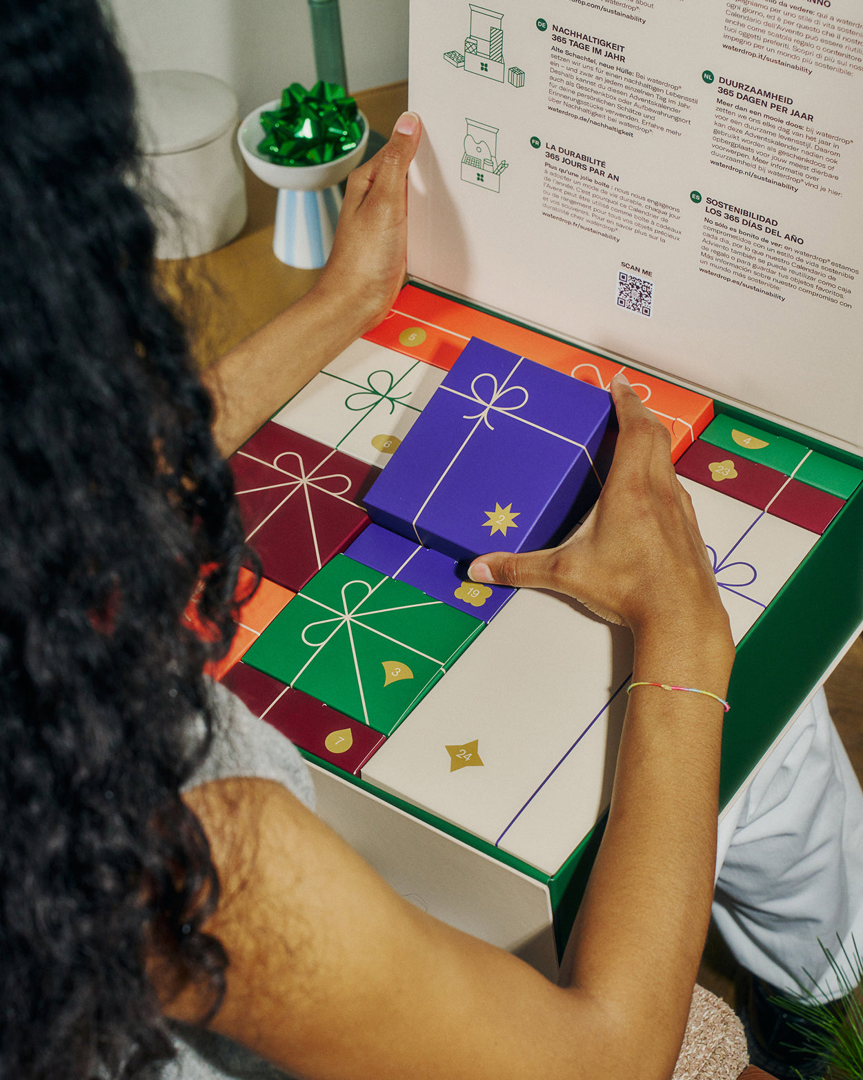 Advent Calendar Large with numbered gift packages, emphasizing sustainability.